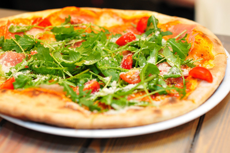 Ein Gruß aus einer italienischen Küche: Pizza